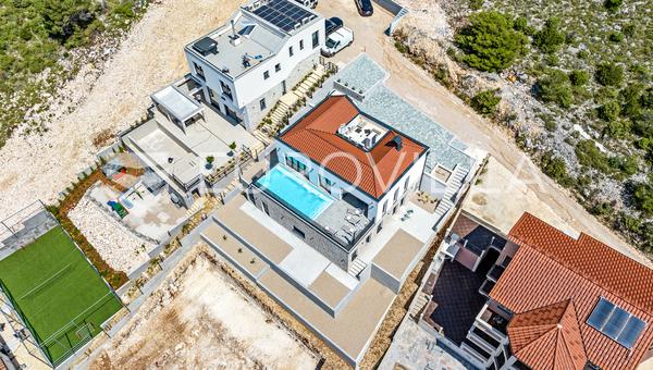 Šibenik, Zaborić, vacker villa med pool