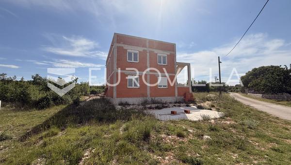 Zadar, Pridraga - Moderna casa unifamiliar en obra gris con gran potencial