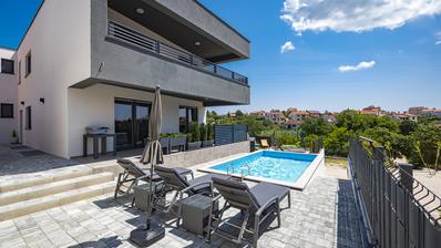 Medulin, luxusná vila s tromi apartmánmi, výhľadom na more a bazénom, blízko pláže