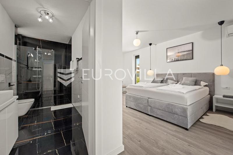 Medulin, villa de luxe avec trois appartements, vue mer et piscine, près de la plage - 35