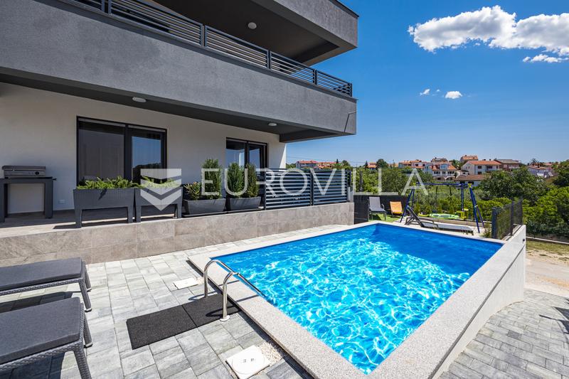 Medulin, villa de luxe avec trois appartements, vue mer et piscine, près de la plage - 2
