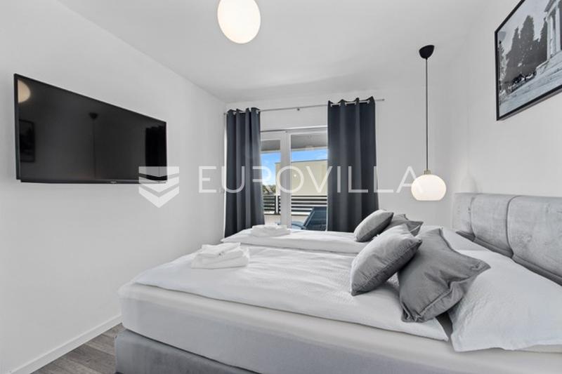 Medulin, villa de luxe avec trois appartements, vue mer et piscine, près de la plage - 18