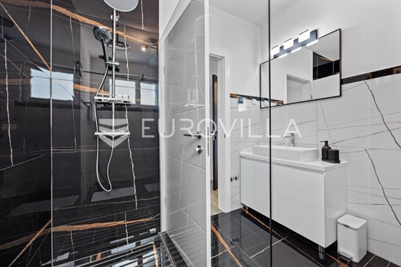 Medulin, villa de luxe avec trois appartements, vue mer et piscine, près de la plage - 21