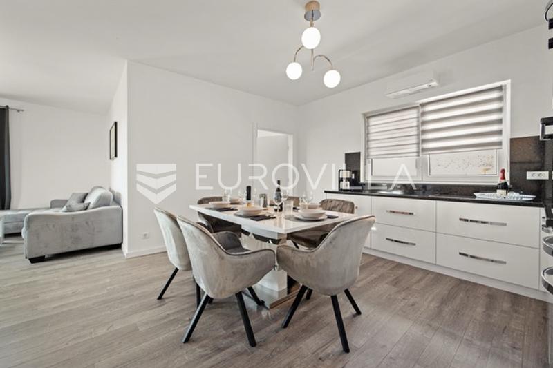Medulin, villa de luxe avec trois appartements, vue mer et piscine, près de la plage - 40