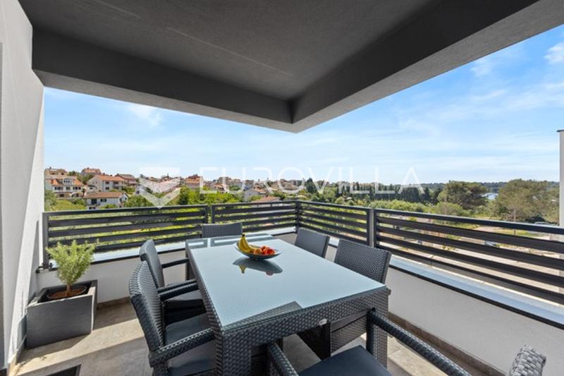 Medulin, villa de luxe avec trois appartements, vue mer et piscine, près de la plage - 24