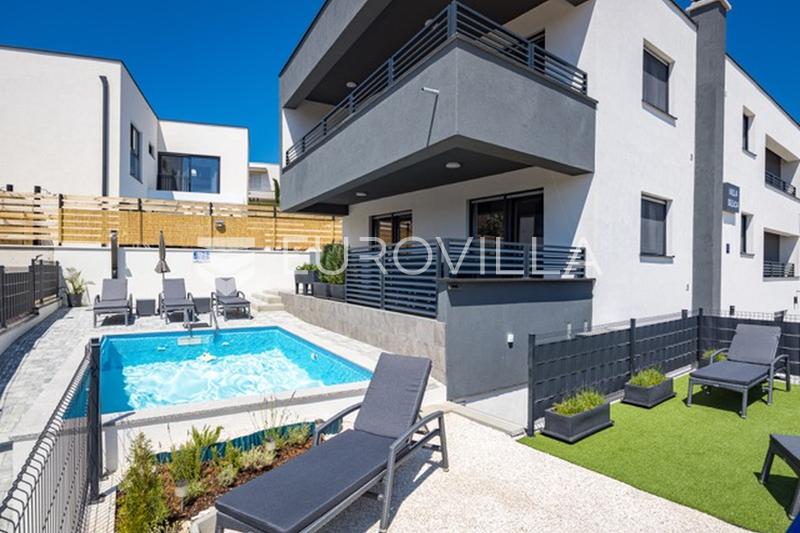 Medulin, villa de luxe avec trois appartements, vue mer et piscine, près de la plage - 54