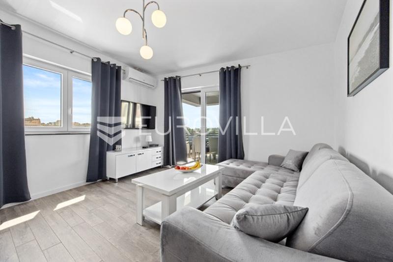 Medulin, villa de luxe avec trois appartements, vue mer et piscine, près de la plage - 16