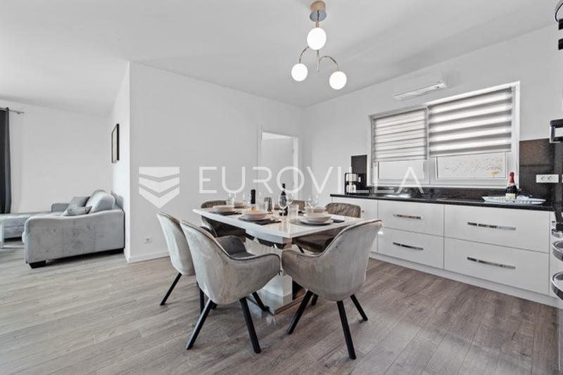 Medulin, villa de luxe avec trois appartements, vue mer et piscine, près de la plage - 11