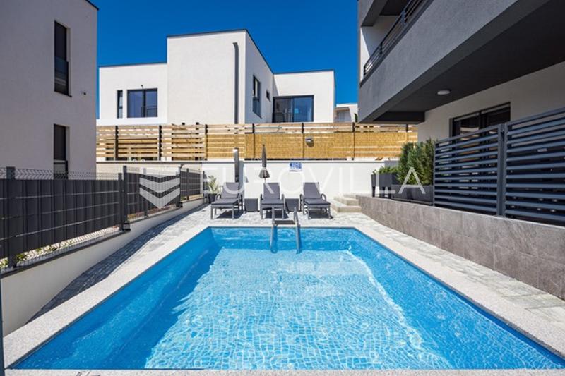 Medulin, villa de luxe avec trois appartements, vue mer et piscine, près de la plage - 55