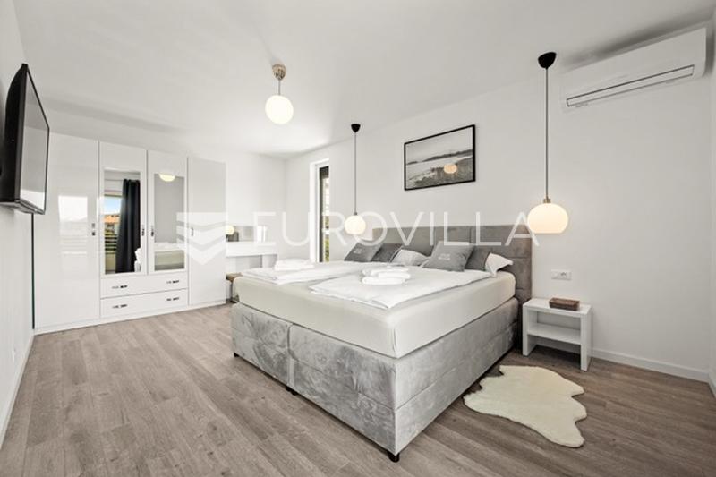 Medulin, villa de luxe avec trois appartements, vue mer et piscine, près de la plage - 33
