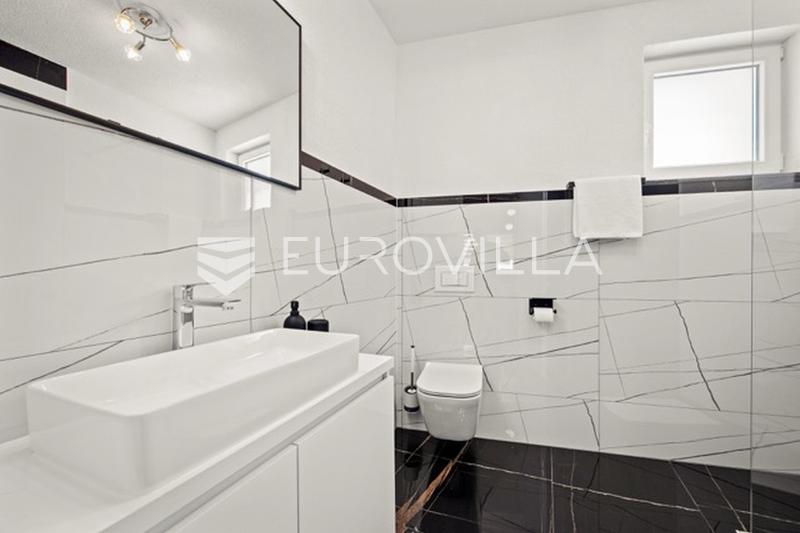 Medulin, villa de luxe avec trois appartements, vue mer et piscine, près de la plage - 49
