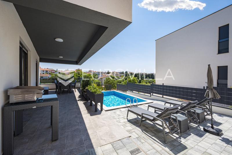 Medulin, villa de luxe avec trois appartements, vue mer et piscine, près de la plage - 3