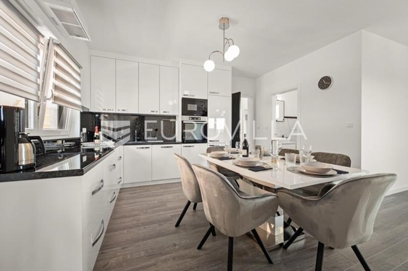 Medulin, villa de luxe avec trois appartements, vue mer et piscine, près de la plage - 42