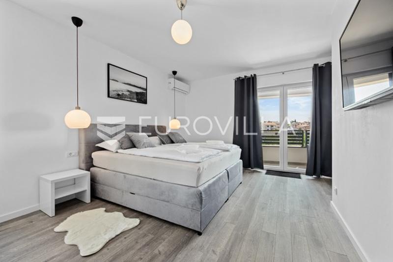 Medulin, villa de luxe avec trois appartements, vue mer et piscine, près de la plage - 4