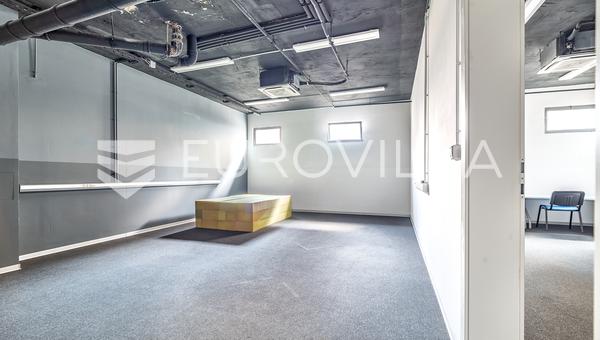 Zagreb, Špansko, poslovni prostor 206 m² u suterenu zgrade, 2 zasebna ulaza