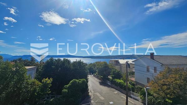 Crikvenica, kétszobás lakás két erkéllyel, terasszal, 57,94 m² és tengerre néző kilátással.