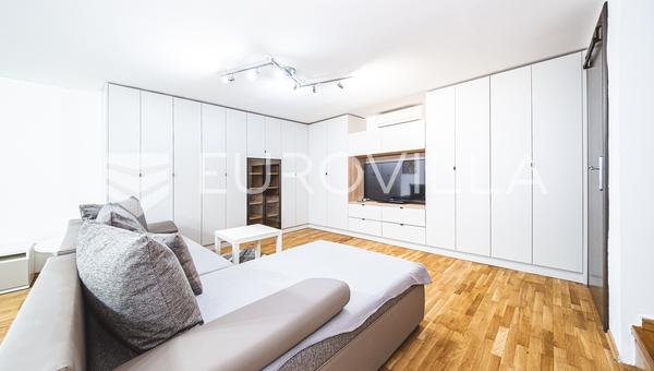Zagreb, Draškovićeva, apartamento de dos pisos y tres habitaciones, 85 m2