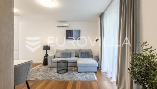 Split, Gundulićeva ulica, novouređen dvosoban stan za najam od 01.10.2026, 01.06.2027