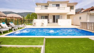 Kastel Kambelovac, uma linda villa com piscina, terceira fila do mar.