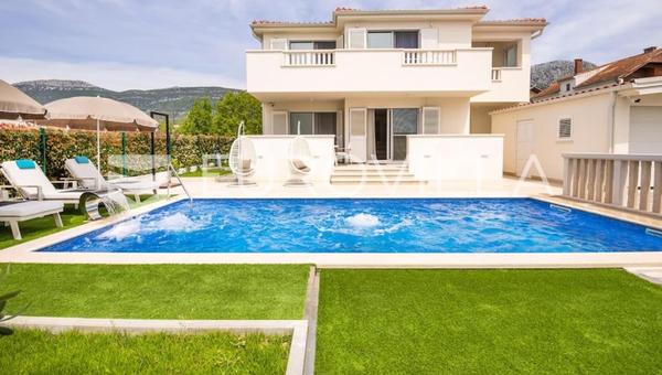 Kastel Kambelovac, en smuk villa med pool, tredje række fra havet.