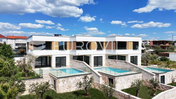 Primošten, trojna vila s prekrasnim pogledom na more