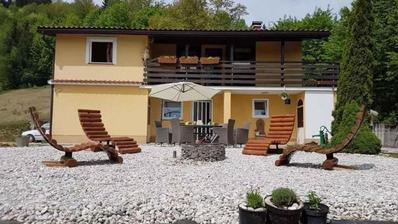 Vrbovsko, egy lenyűgöző, 6 276 m²-es családi birtok zöld dombokra néző kilátással.