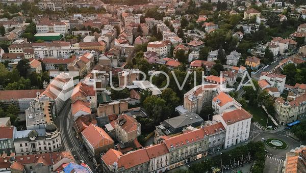 Centro de Zagreb, apartamento de tres habitaciones en el último piso.