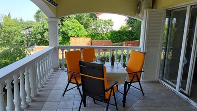 Krk, Omišalj, detached house with 4 apartments, garden, courtyard and parking spaces