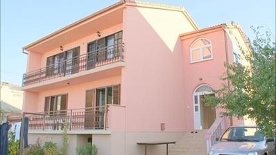 Senj, kuća s dva stana i okućnicom, pogled na more