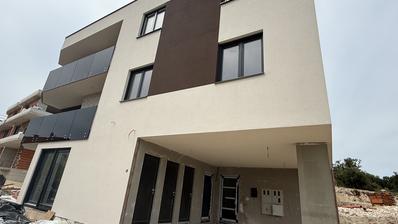 Pula, Pjescana Uvala - apartamento de quatro quartos em prédio novo no 1º andar, com 95,50 m² - a 450m de