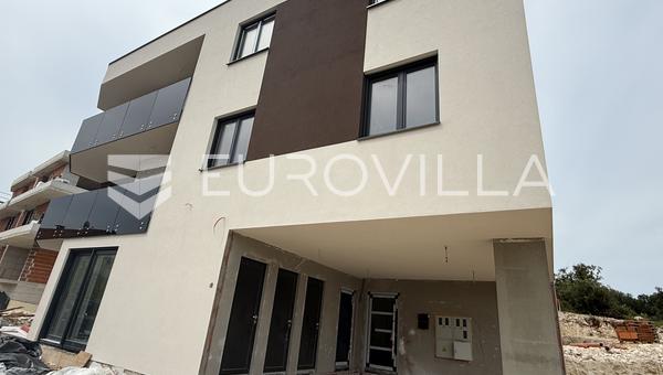Pula, Pjescana Uvala - apartamento de cuatro habitaciones en un edificio de obra nueva en la 1.ª planta, 95,50 m² - a 45