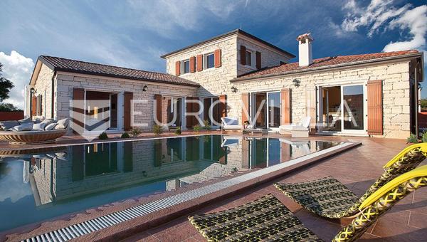 Istria, Svetvinčenat, huvila uima-altaalla ja 270 m²:n nettokäyttöalalla