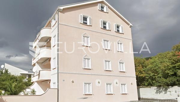 Dramalj, háromszobás lakás galériával, 83,50 m², tengerre néző kilátással, parkolóval