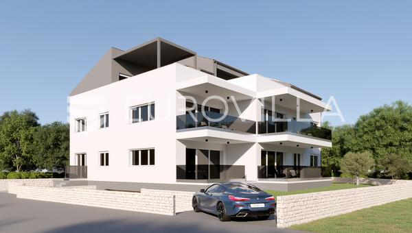 Istria, Rovinj, kaksikerroksinen kolmen makuuhuoneen huoneisto, jonka nettoala on 148,10 m², sekä autotalli.