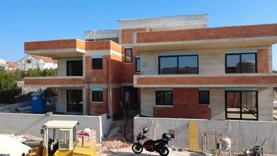 Vodice, prachtig appartement met dakterras en zwembad, 143,49 m²