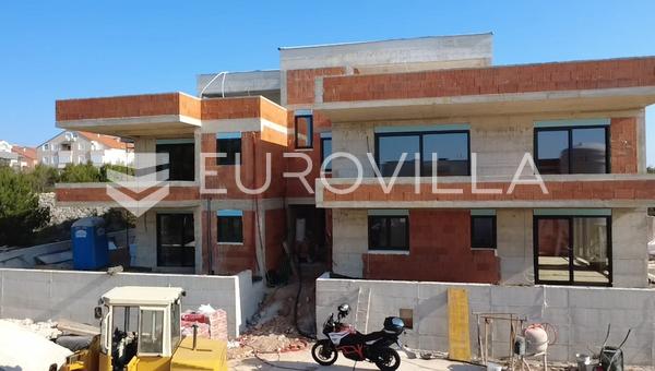 Vodice, prekrasan stan s krovnom terasom i bazenom, 143,49 m²