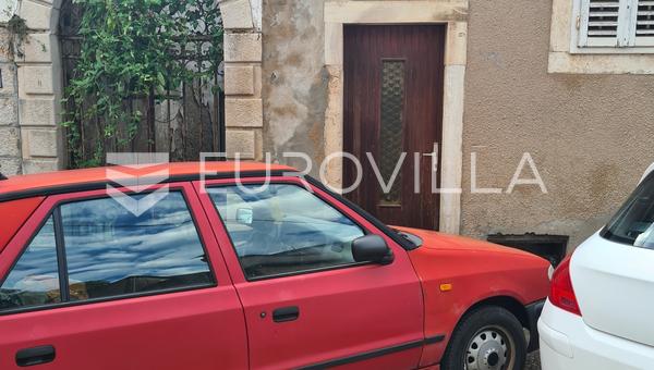 Otok Korčula, Blato, kuća u centru mjesta za adaptaciju