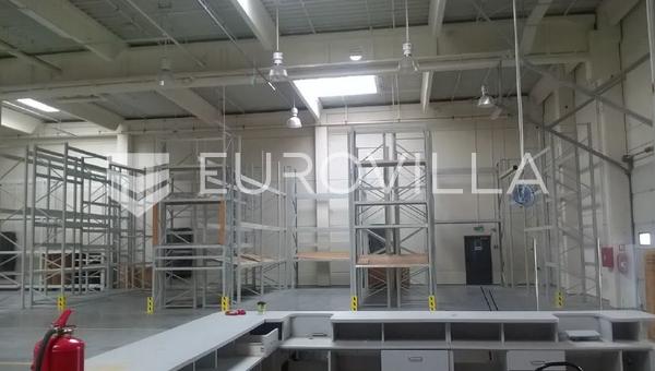 Karlovac, edifício comercial de 9091 m² para fins de armazenamento e produção