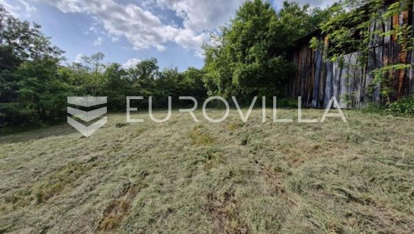 Buzet, Crnica, terreno urbano e agrícola com 1393 m²