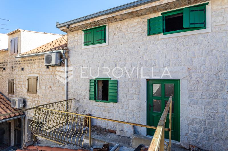 Trogir, Seget Donji, kamena kuća s potencijalom u centru mjesta - 5