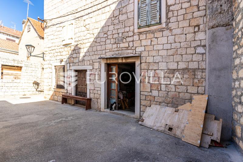 Trogir, Seget Donji, kamena kuća s potencijalom u centru mjesta - 2