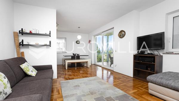Krk, Malinska, konforlu üç odalı daire, NUA 80 m2, denize 400 m mesafede.