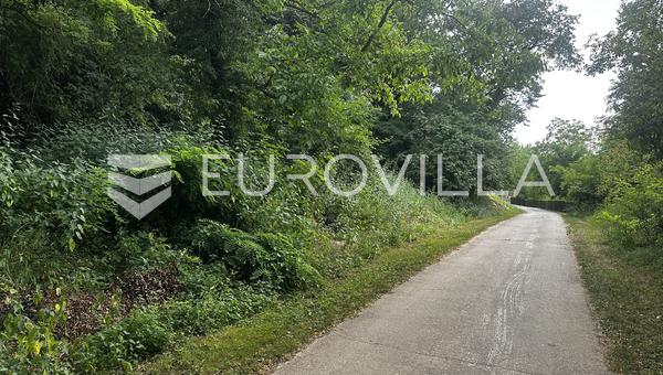 Istra, Karojba, građevinsko zemljište 1.245 m² s pristupnim putem