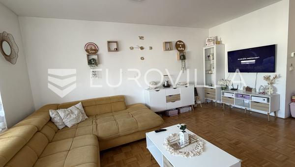 Đakovo, modern mobilyalı üç yatak odalı daire, geniş teraslı
