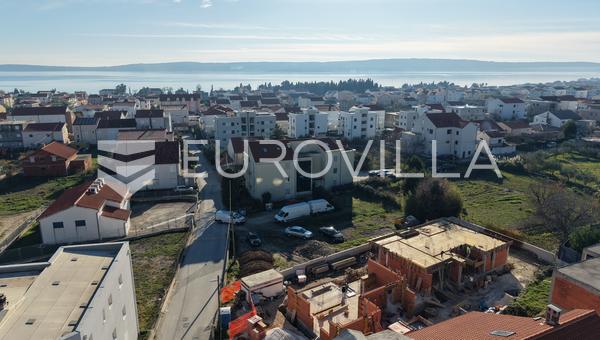 Kastel Luksic, apartamento de un dormitorio en el primer piso de un edificio nuevo.