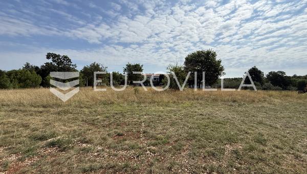 Istrië, Smoljanci - bouwgrond 700 m² omgeven door groen