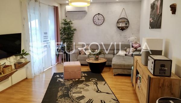 Viskovo, Marinici, apartamento de cuatro dormitorios con vistas al mar, 2 plazas de aparcamiento