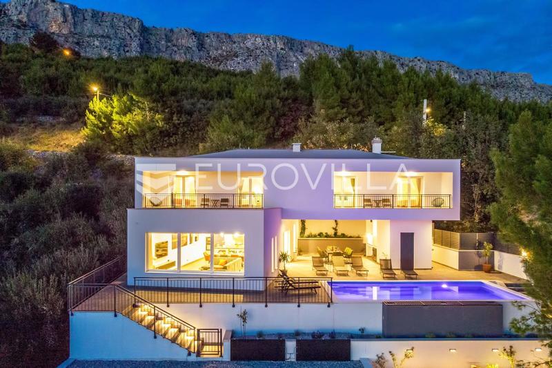 Dugi rat, Jesenice, moderna vila s panoramskim pogledom, NKP 275 m2