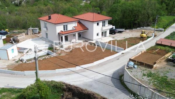 Matulji, Mucici, havuzlu ve geniş 711 m² bahçeli modern ikiz ev, dört yatak odalı daire