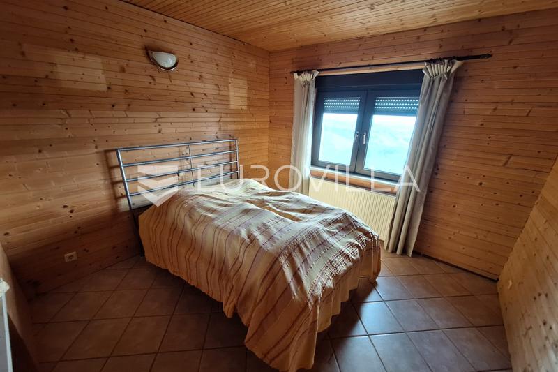 Jastrebarsko, Plešivica, kuća 266 m² s bazenom na mirnoj lokaciji